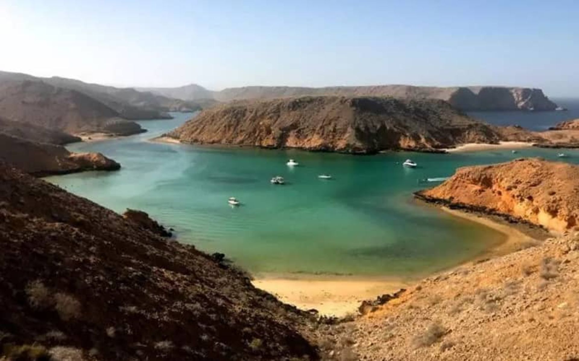 چندین قایق تفریحی در بندر اخیران