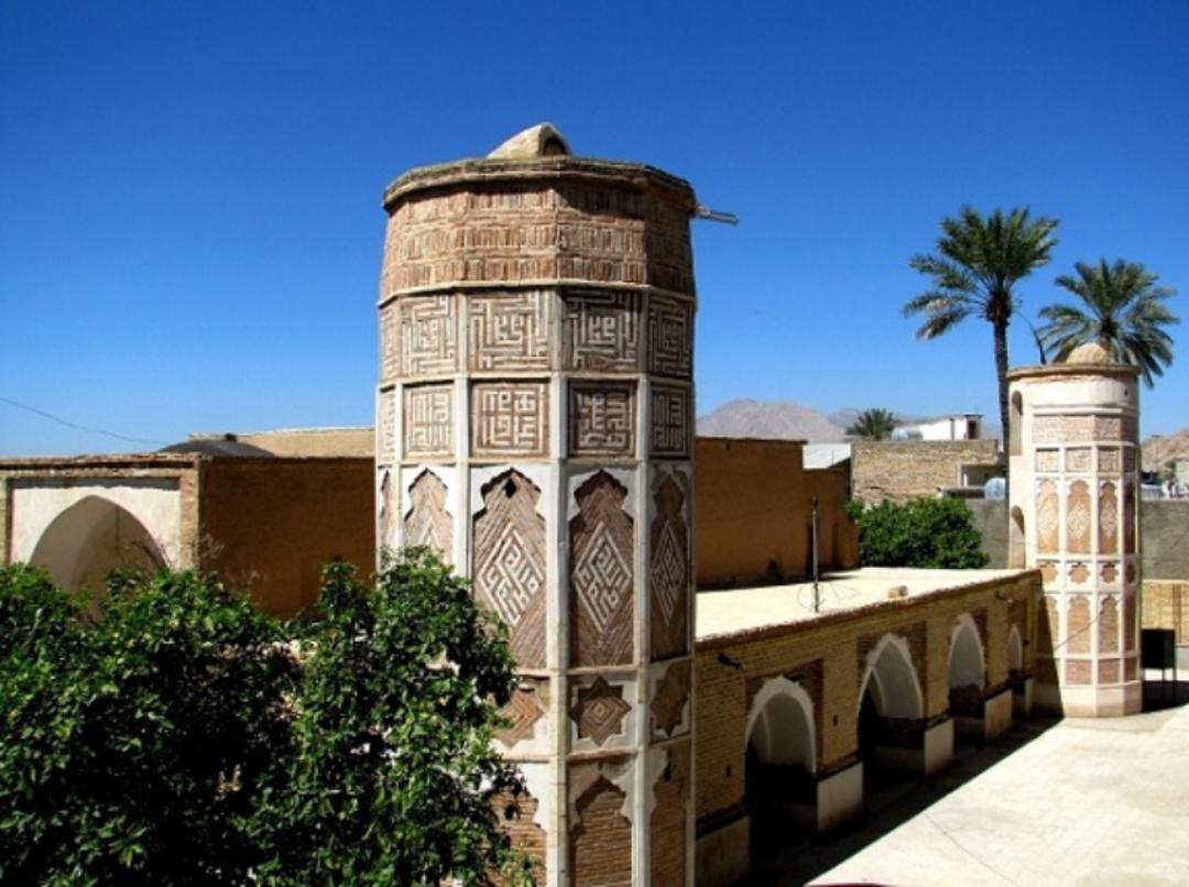 نمایی از مناره مسجد جامع داراب