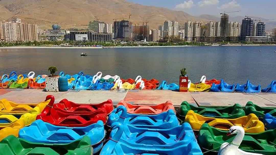 قایق های رنگی در کنار دریاچه چیتگر