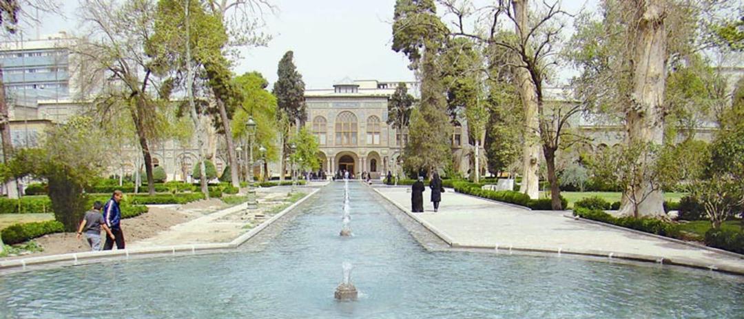 عمارت کاخ گلستان مقابل حوض پر آب حیاط کاخ