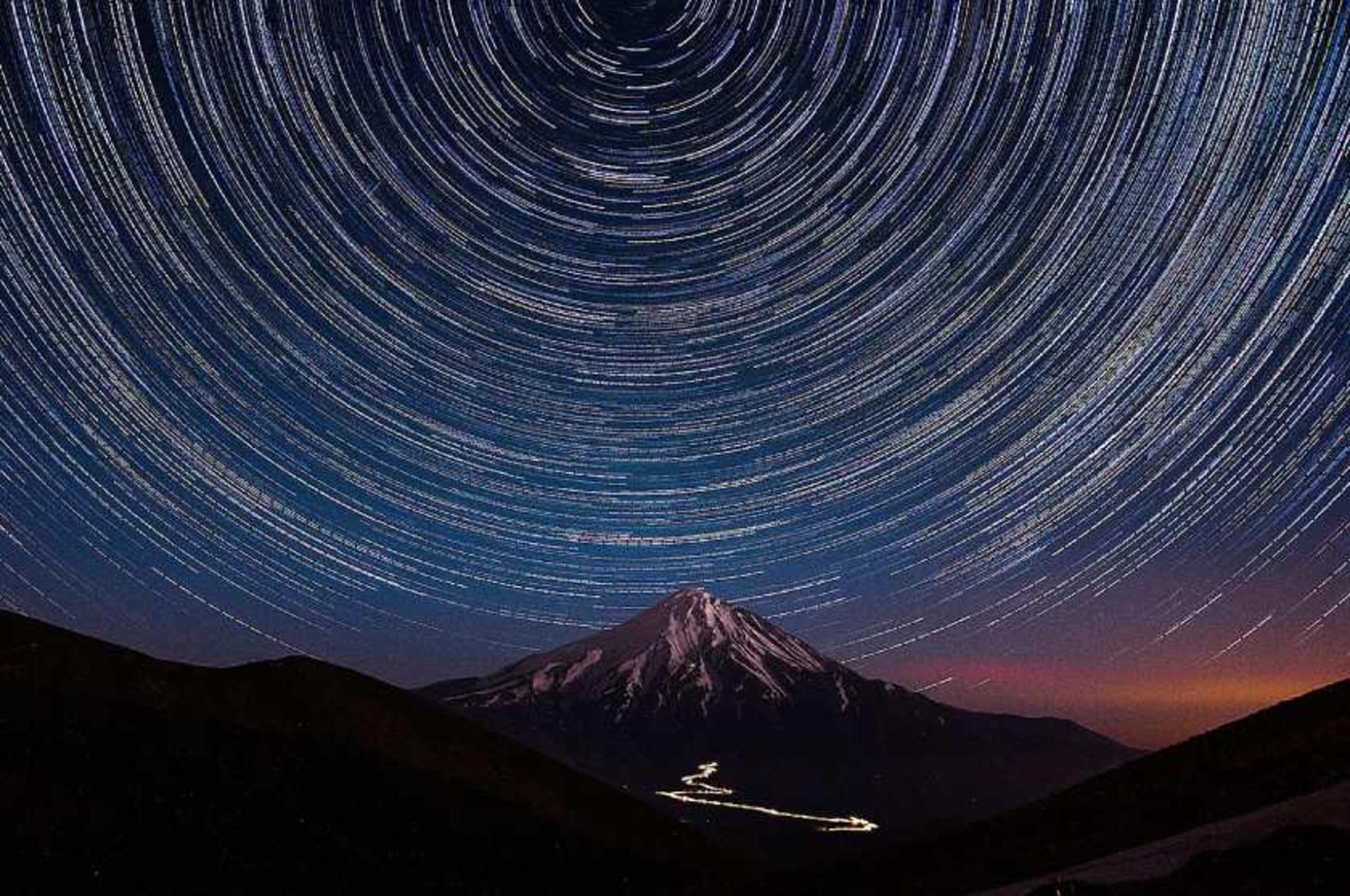 قله دماوند در شب