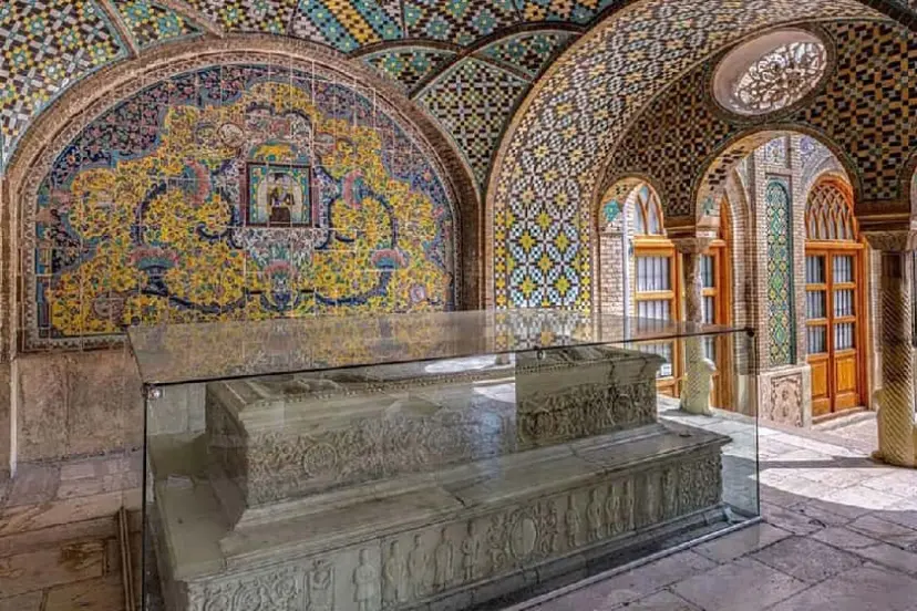 سنگ قبر ناصرالدین شاه در کاخ گلستان