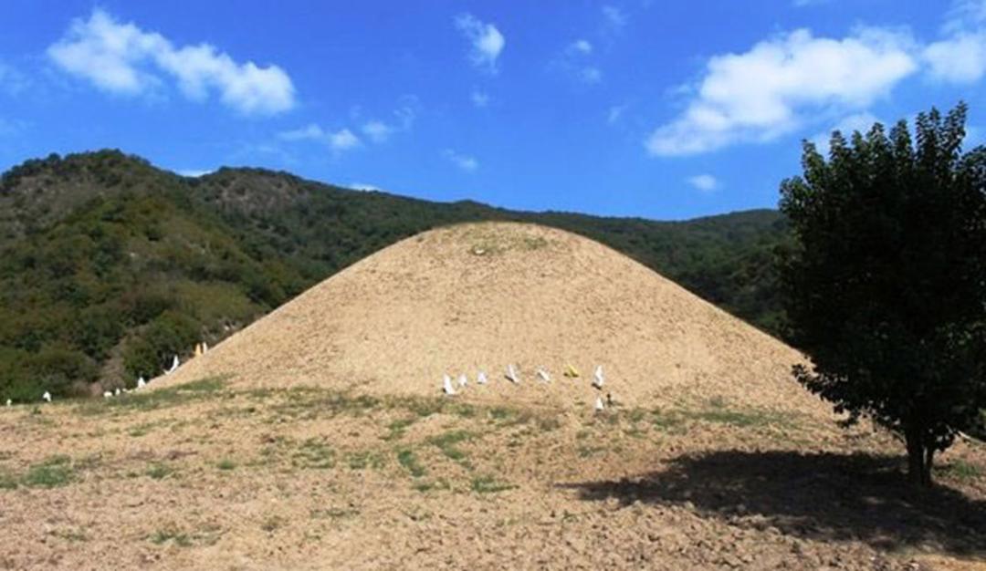تپه پل مینودشت زیر آسمان آبی