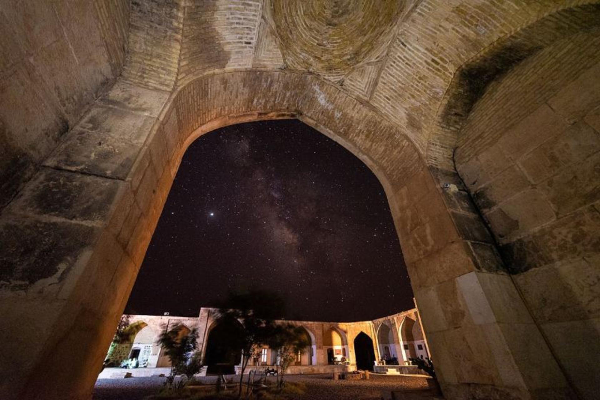 آسمان شب در کاروانسرای قصر بهرام