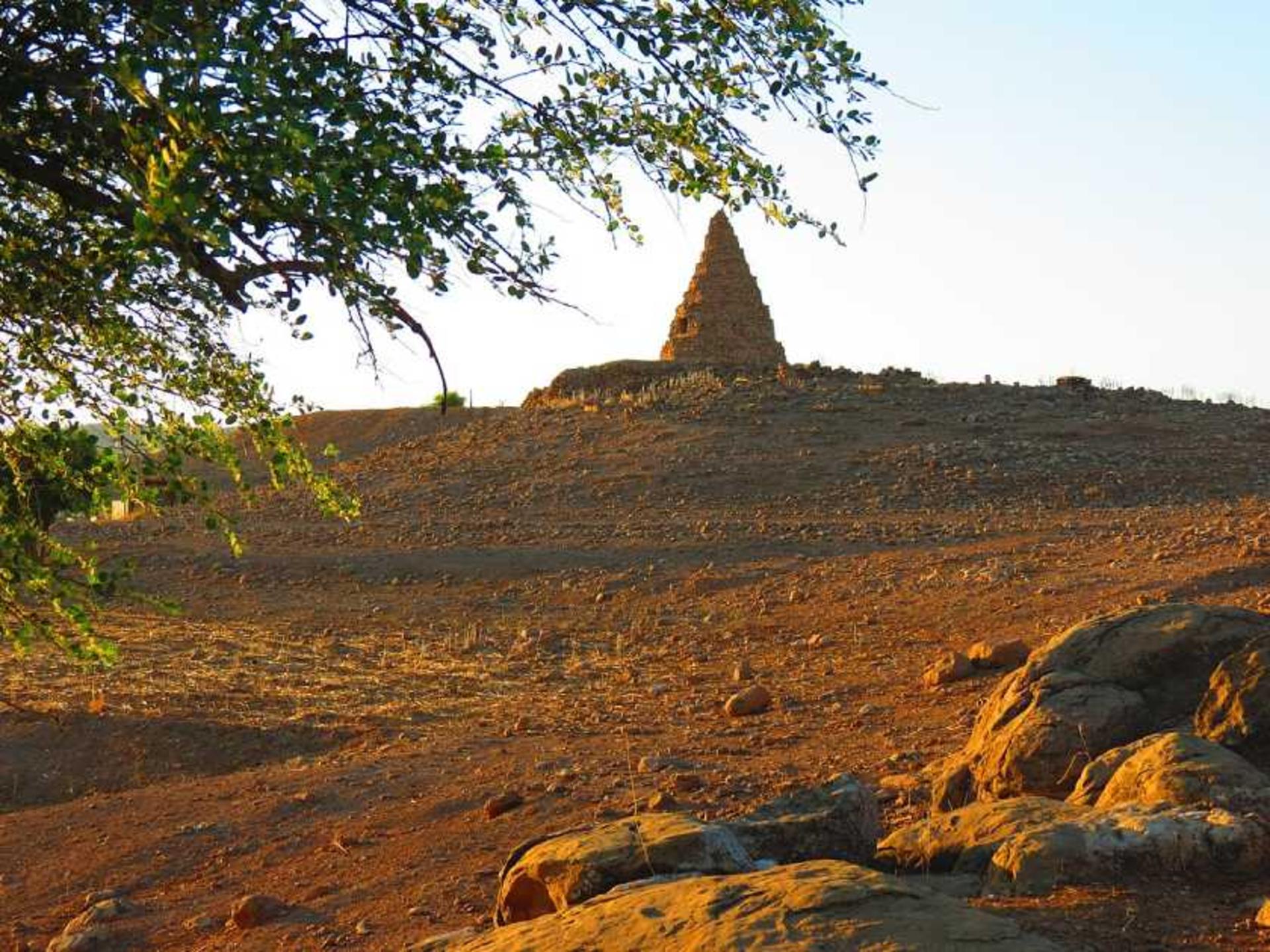 آرامگاه محمود علی