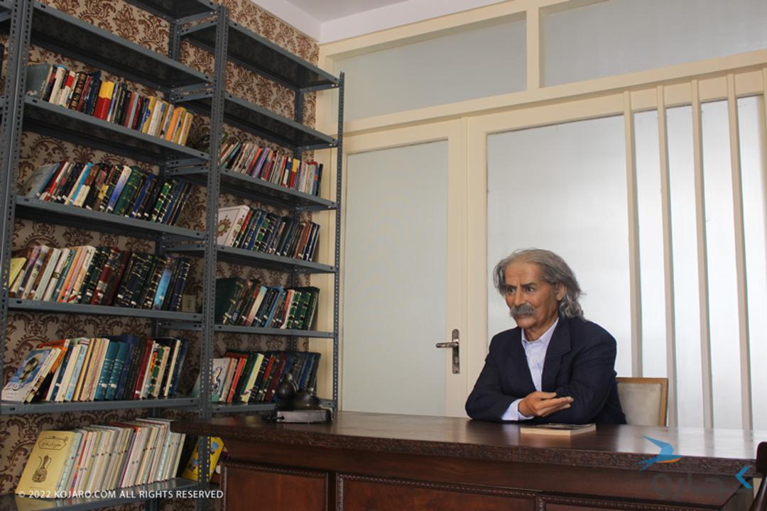 مجسمه استاد اخوان ثالث
