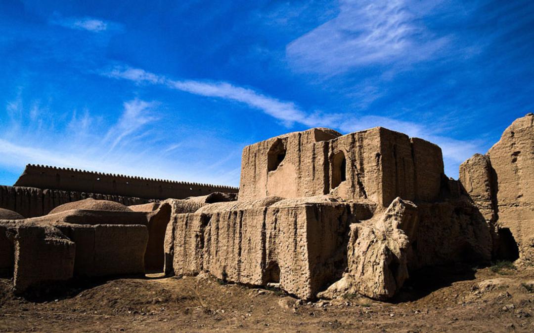 دیواره‌های بیرونی و کنگره قلعه قورتان