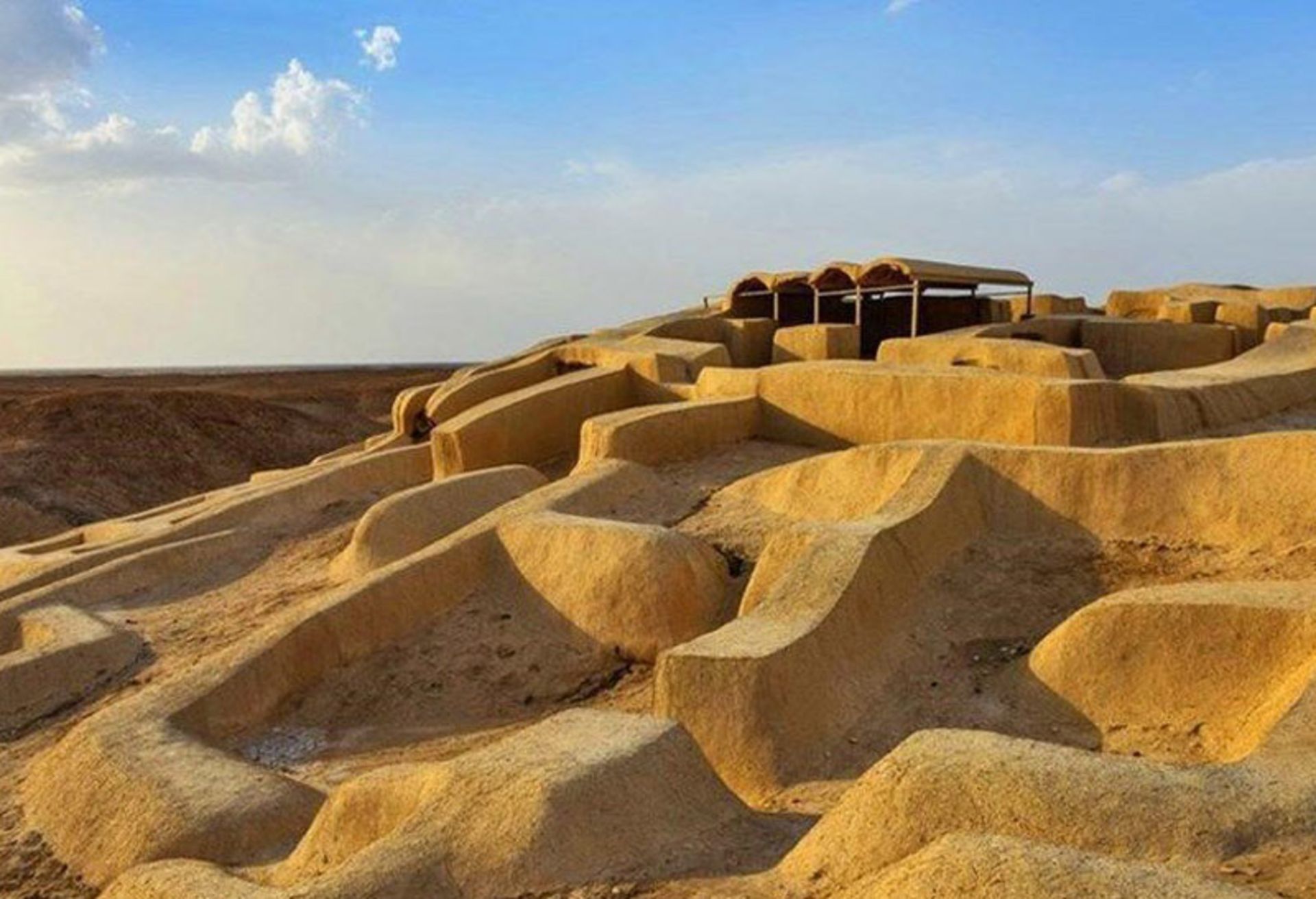 نمایی از بقیای شهر سوخته سیستان بر تپه های باستانی زیر آسمان آبی