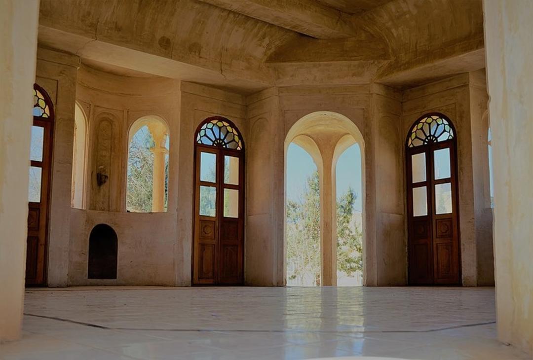نمایی از درهای عمارت کلاه فرنگی آباده