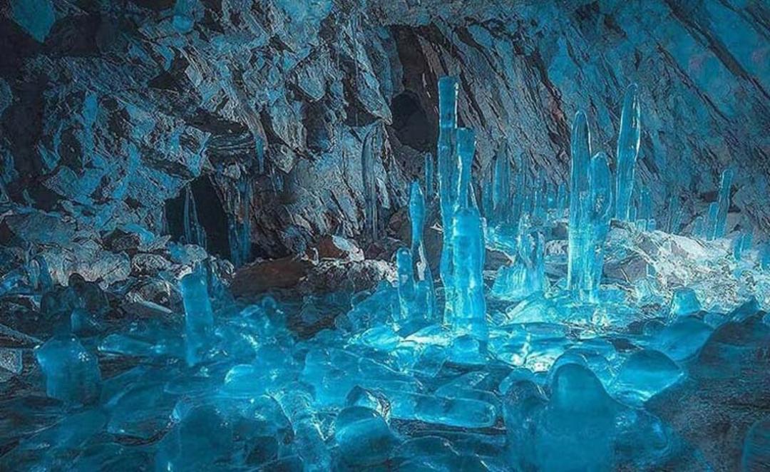 قندیل های یخی در غار یخ مراد جاده چالوس