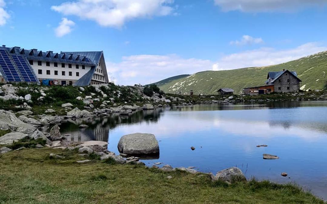 کلبه هایی در اطراف دریاچه در پارک ملی ریلا