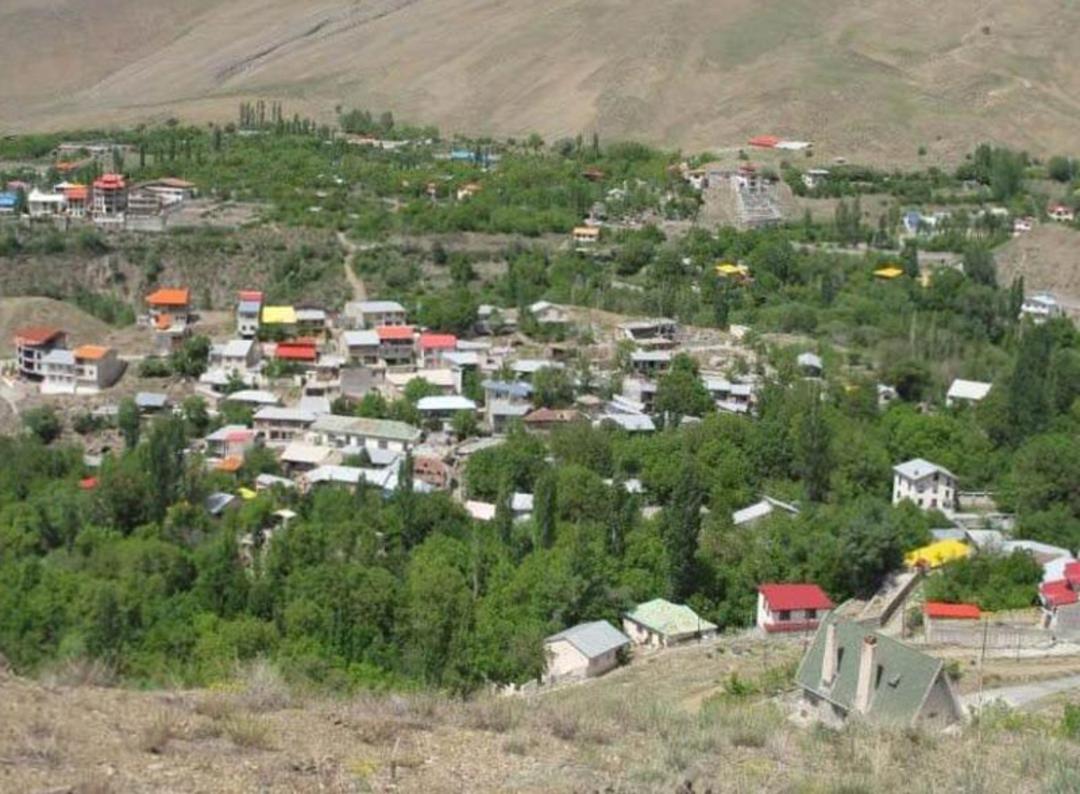 درختان سرسبز روستای ارنگه از نمای بالا