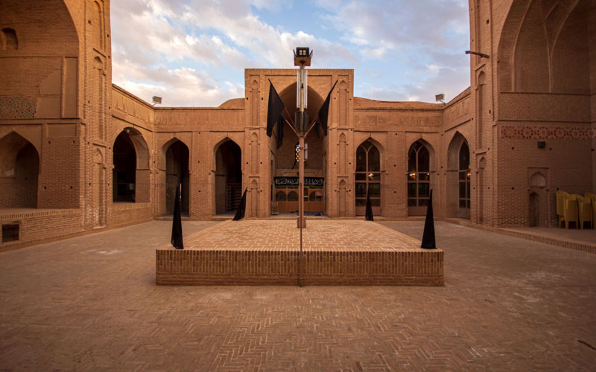 حیاط و سکوی تعزیه مسجد جامع زواره