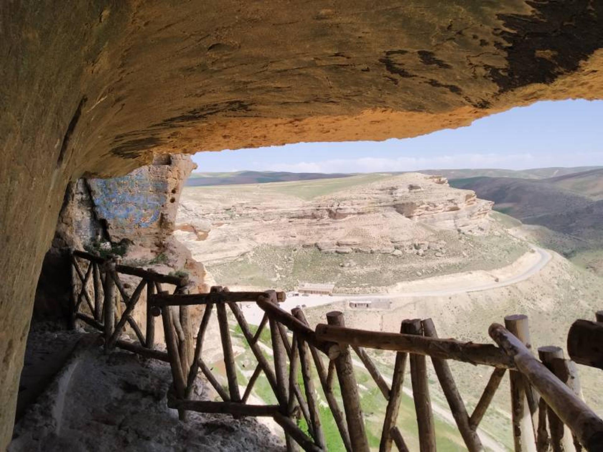 ایوان غار کرفتو دیواندره
