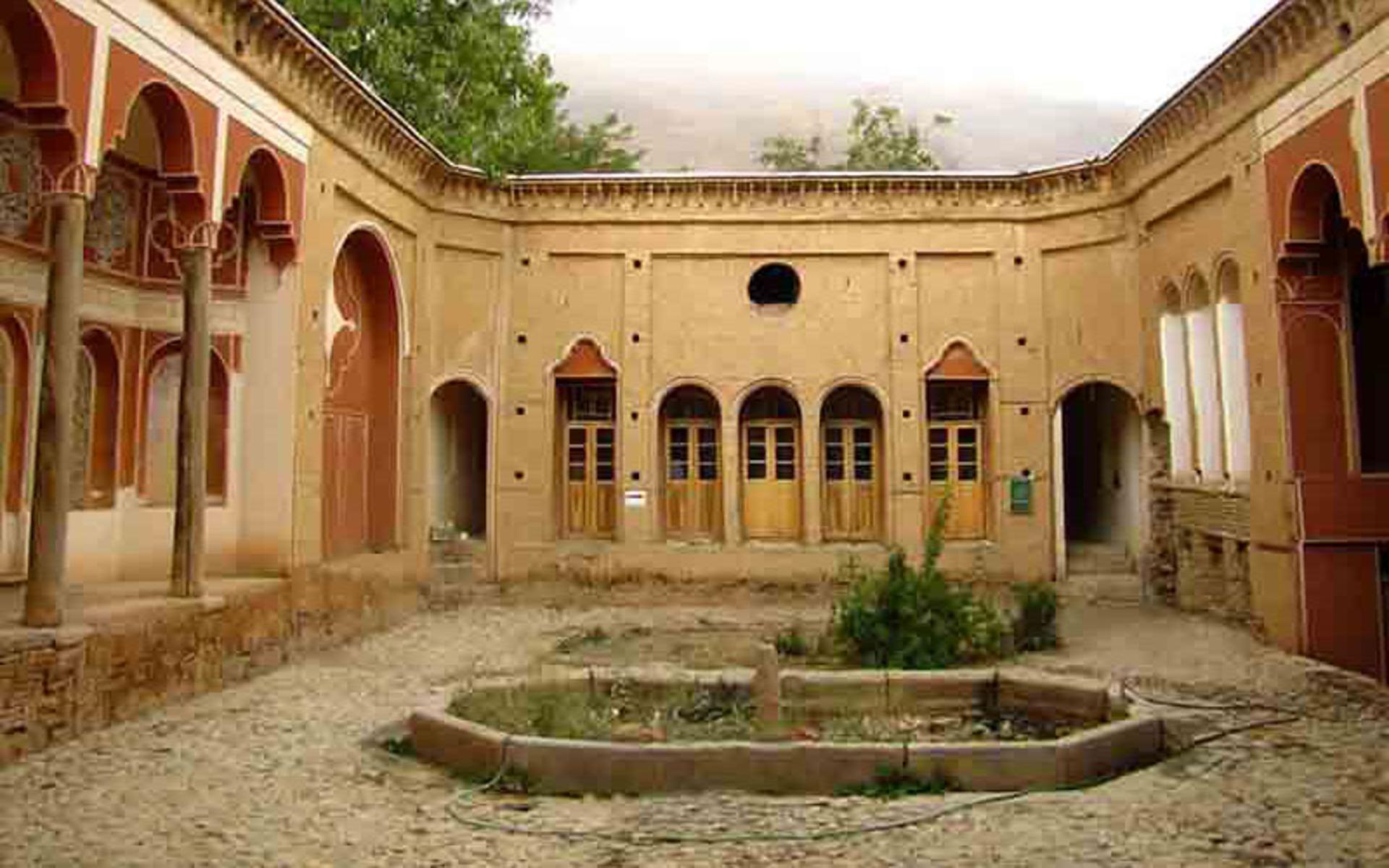 حیاط خانه ابهری خوانسار 