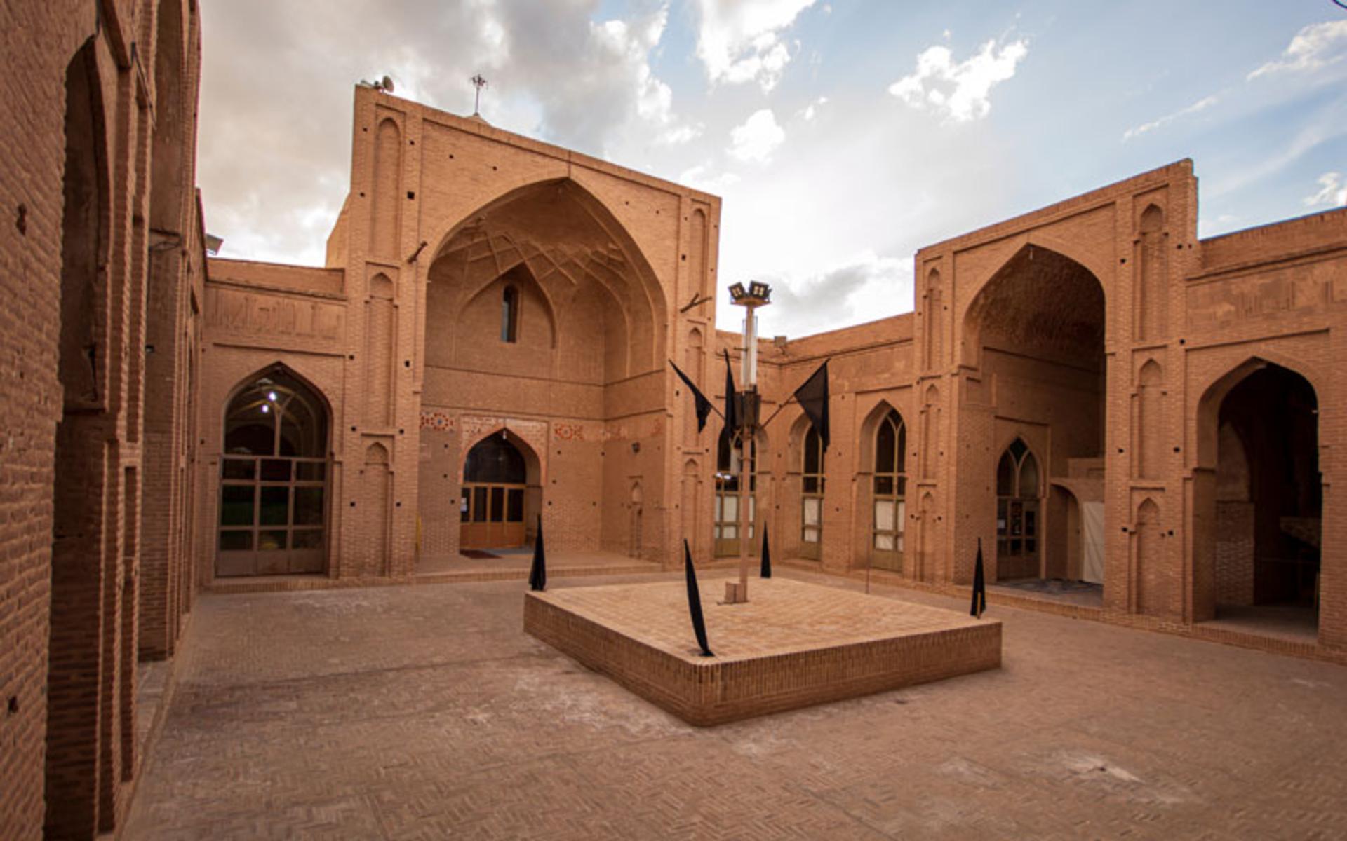 محوطه مسجد جامع زواره