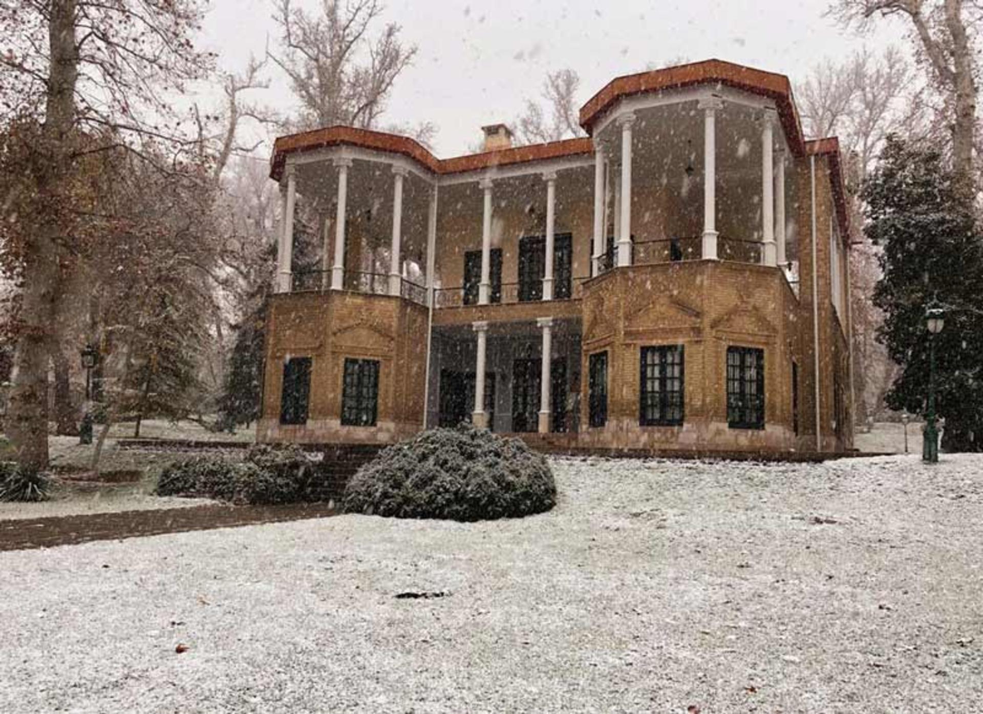 کاخ نیاوران تهران پوشیده در برف از نمای پایین