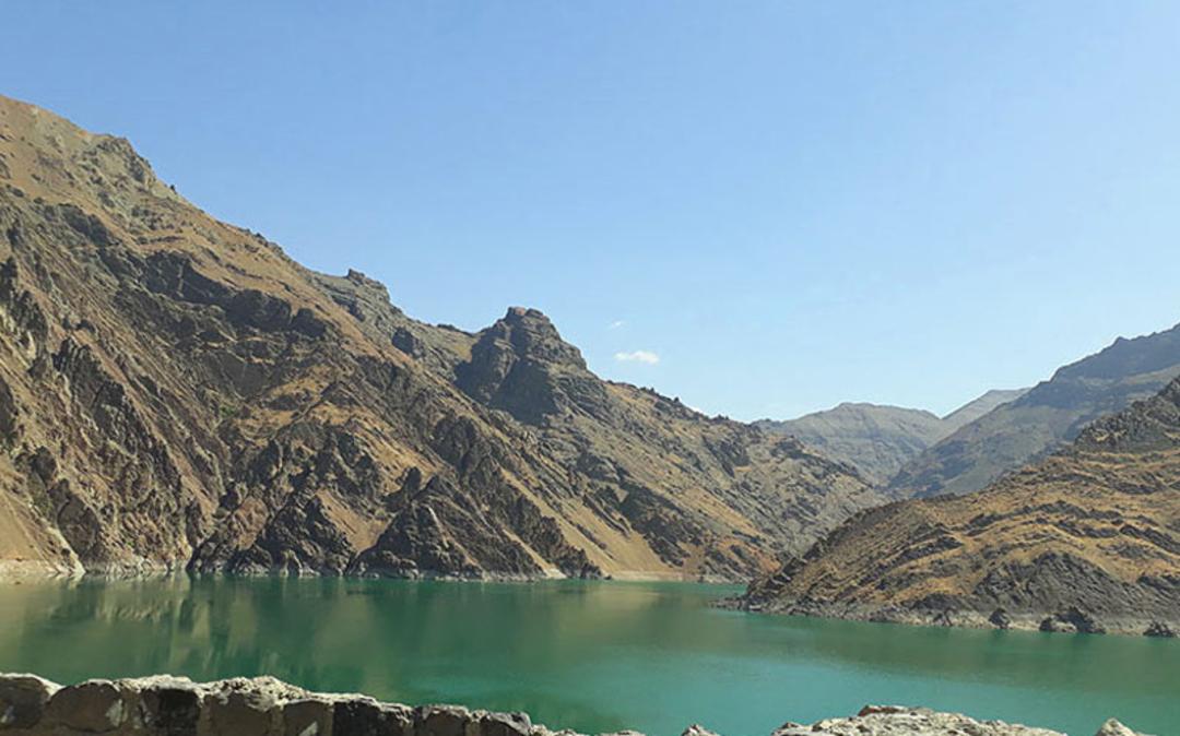 کوهستان های اطراف دریاچه سد کرج از نمای دور