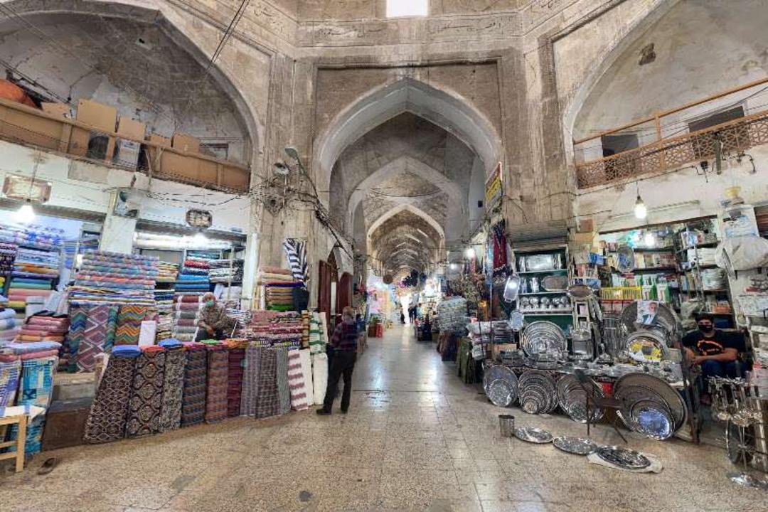 نمایی از فضای داخلی بازار قیصریه لار