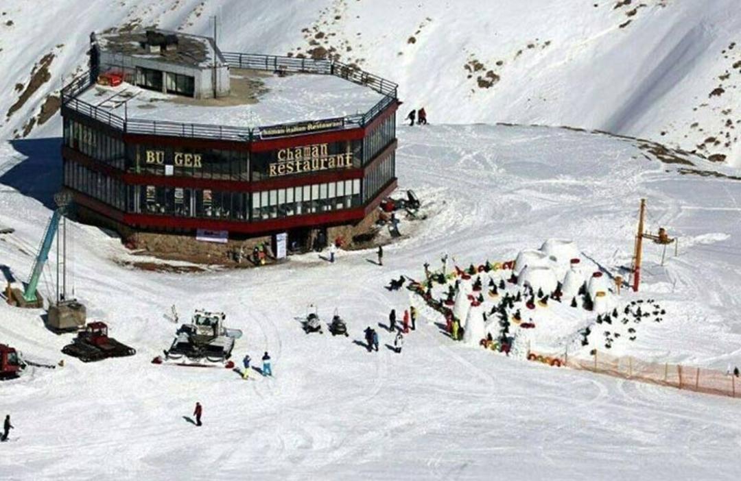 حضور اسکی بازان در پیست بین المللی دیزین از نمای بالا