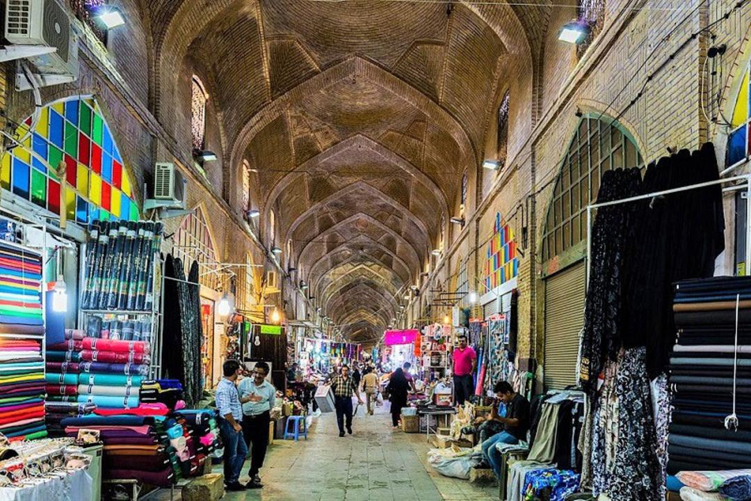 نمایی از فضای داخلی بازار قیصریه لار