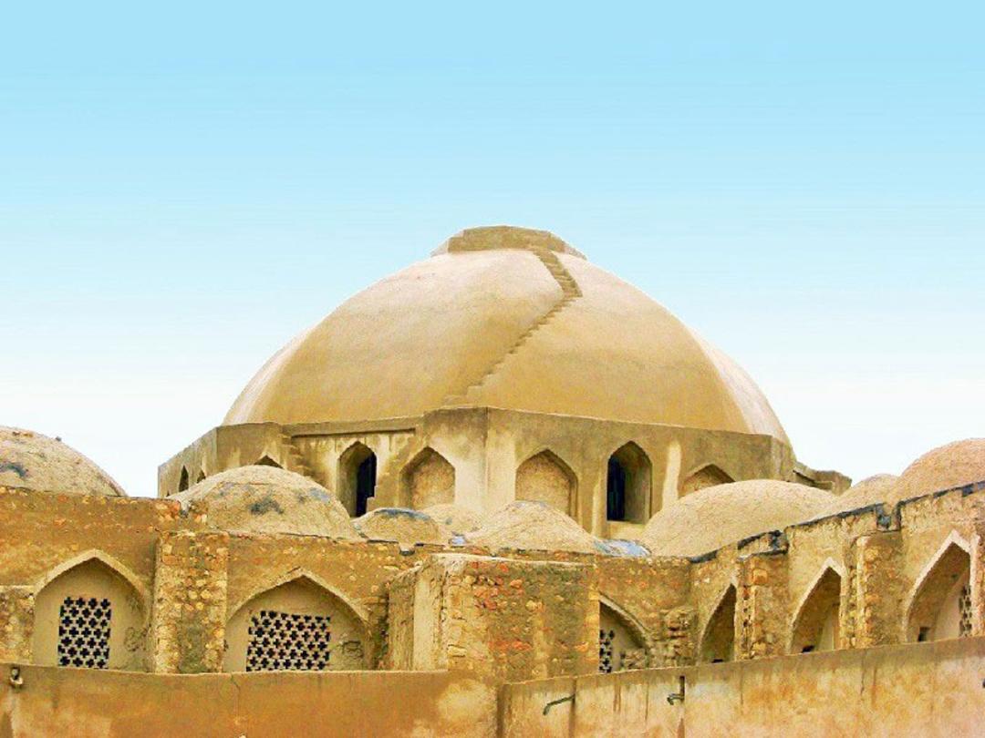 نمای بیرونی بازار قیصریه لار