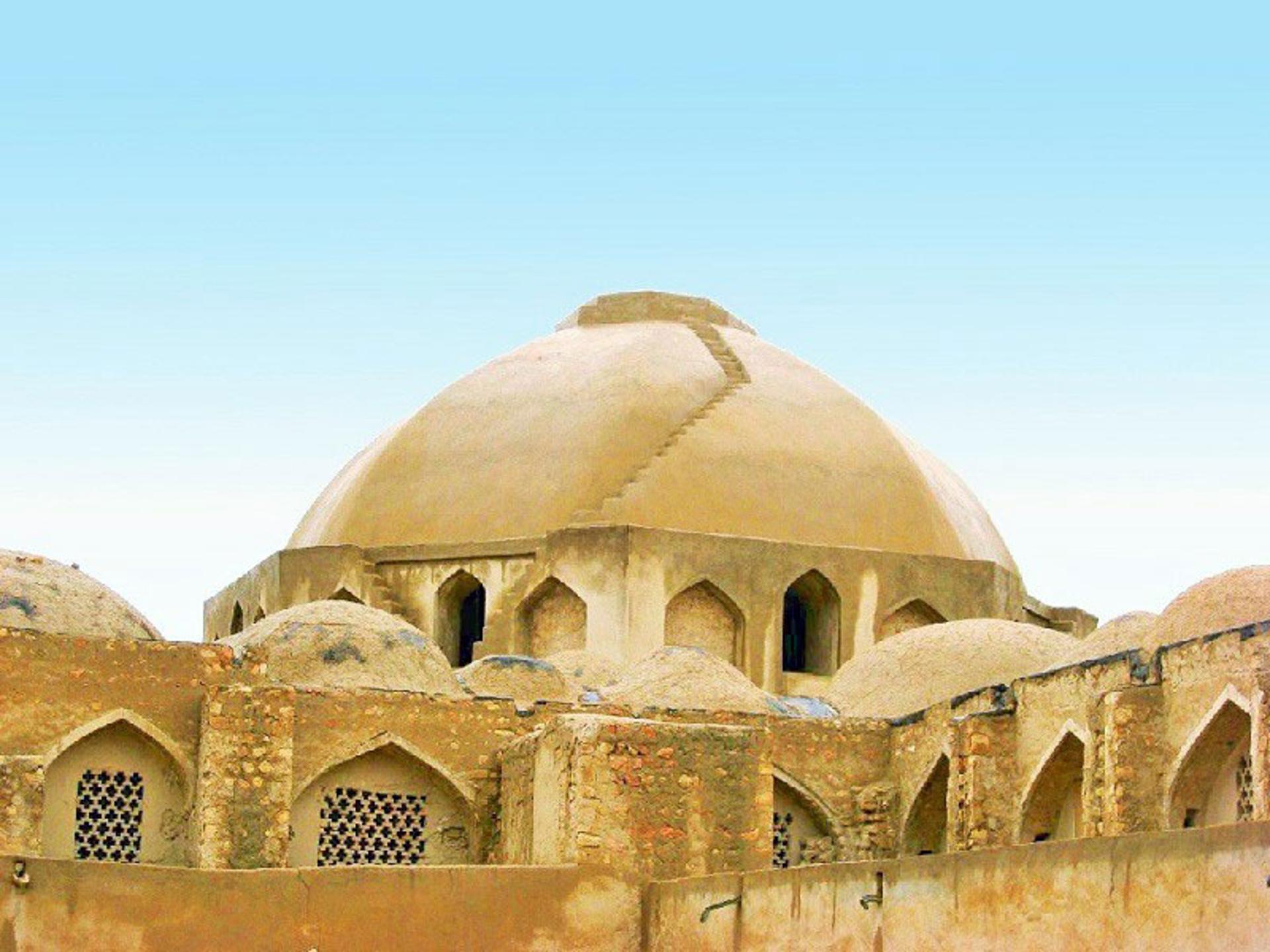 نمای بیرونی بازار قیصریه لار