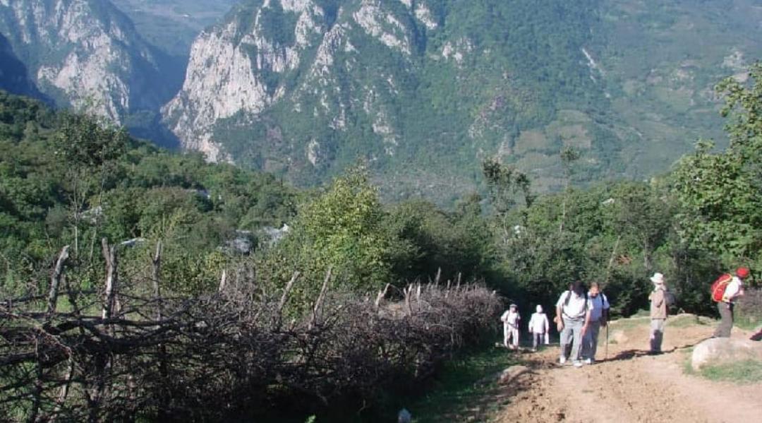 مسیر دسترسی به چشمه وقت و ساعت دورود لرستان