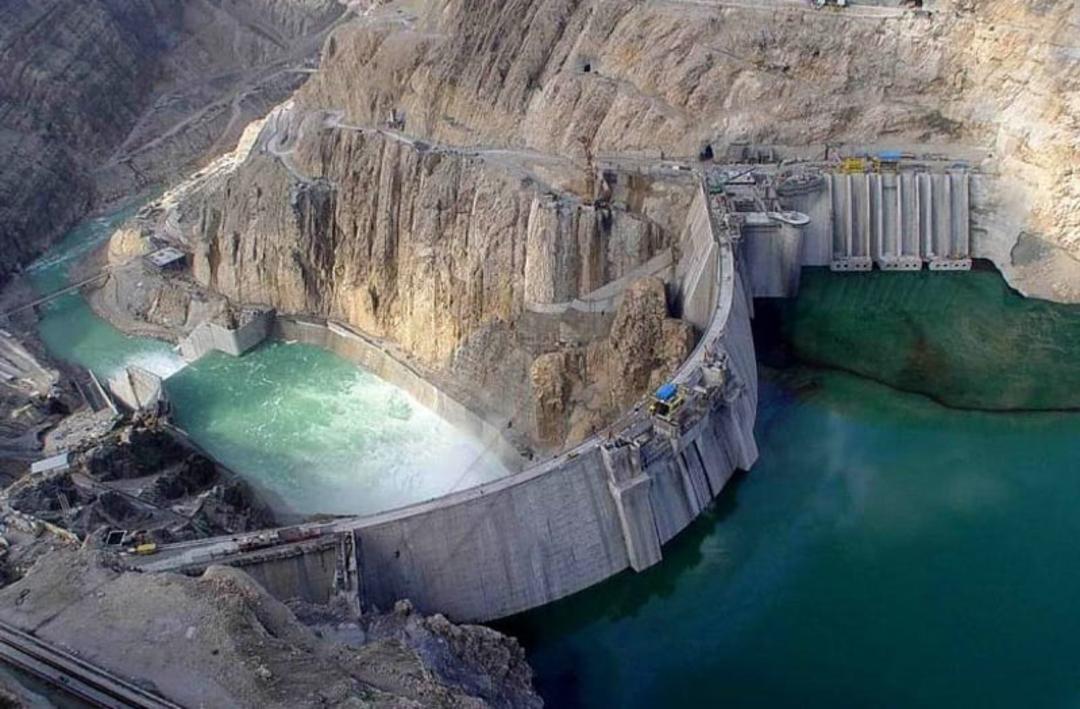 سد کرج در جوار رودخانه کرج میان کوهستان البرز از نمای بالا