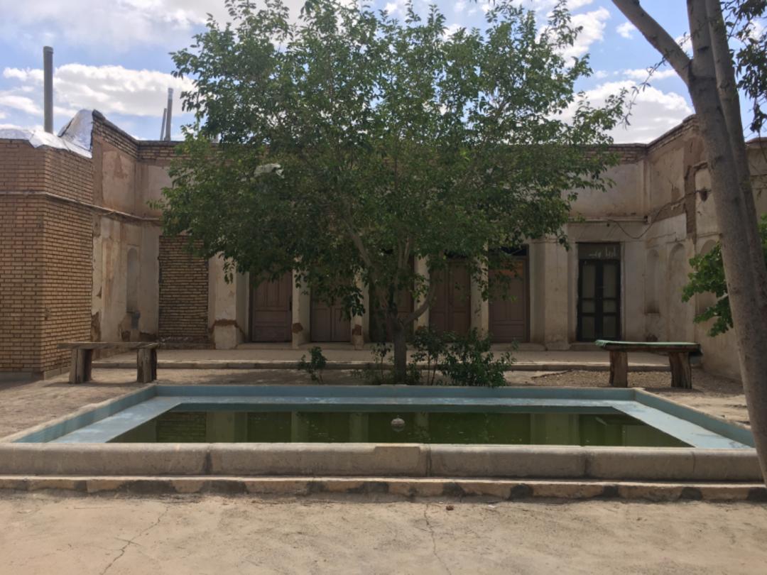 نمایی از حوض عمارت کلاه فرنگی فیروزی