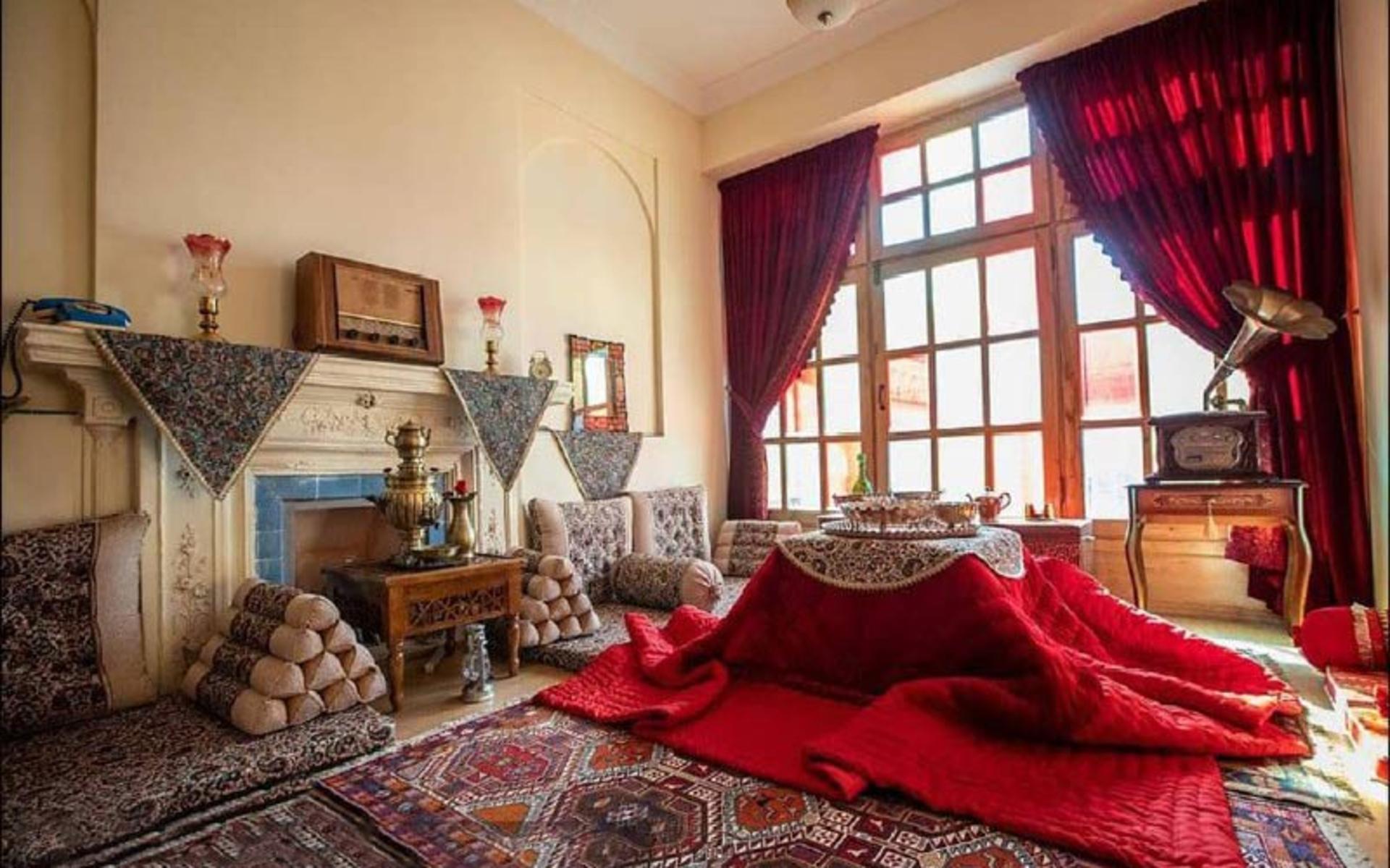 اتاق‌ خانه ناصرالدین میرزا با چیدمان سنتی