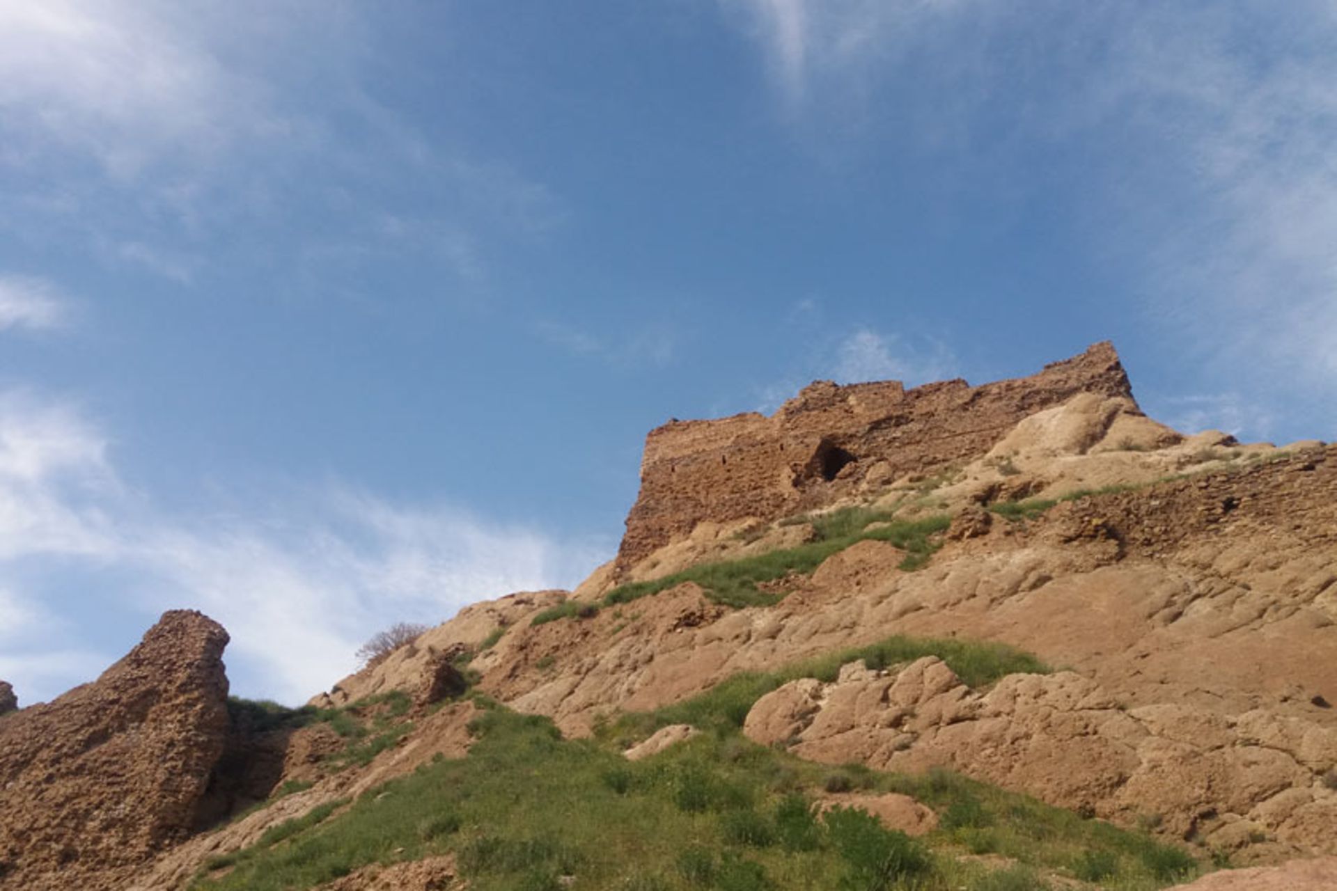 بقایای قلعه دختر ساوه