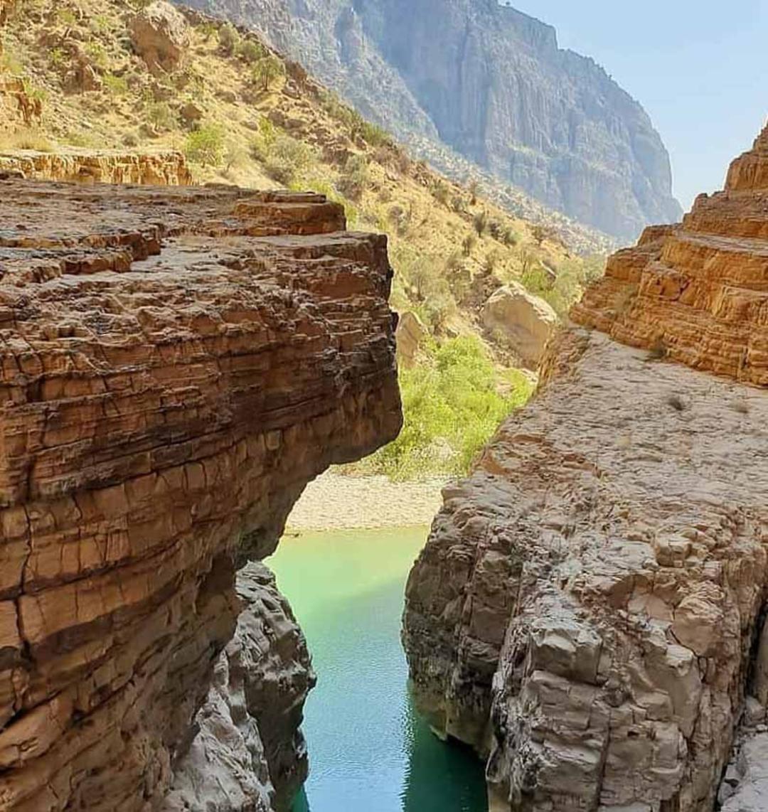مسیر آبی میان دره ویژدربند میان صخره های بلند از نمای بین صخره ها