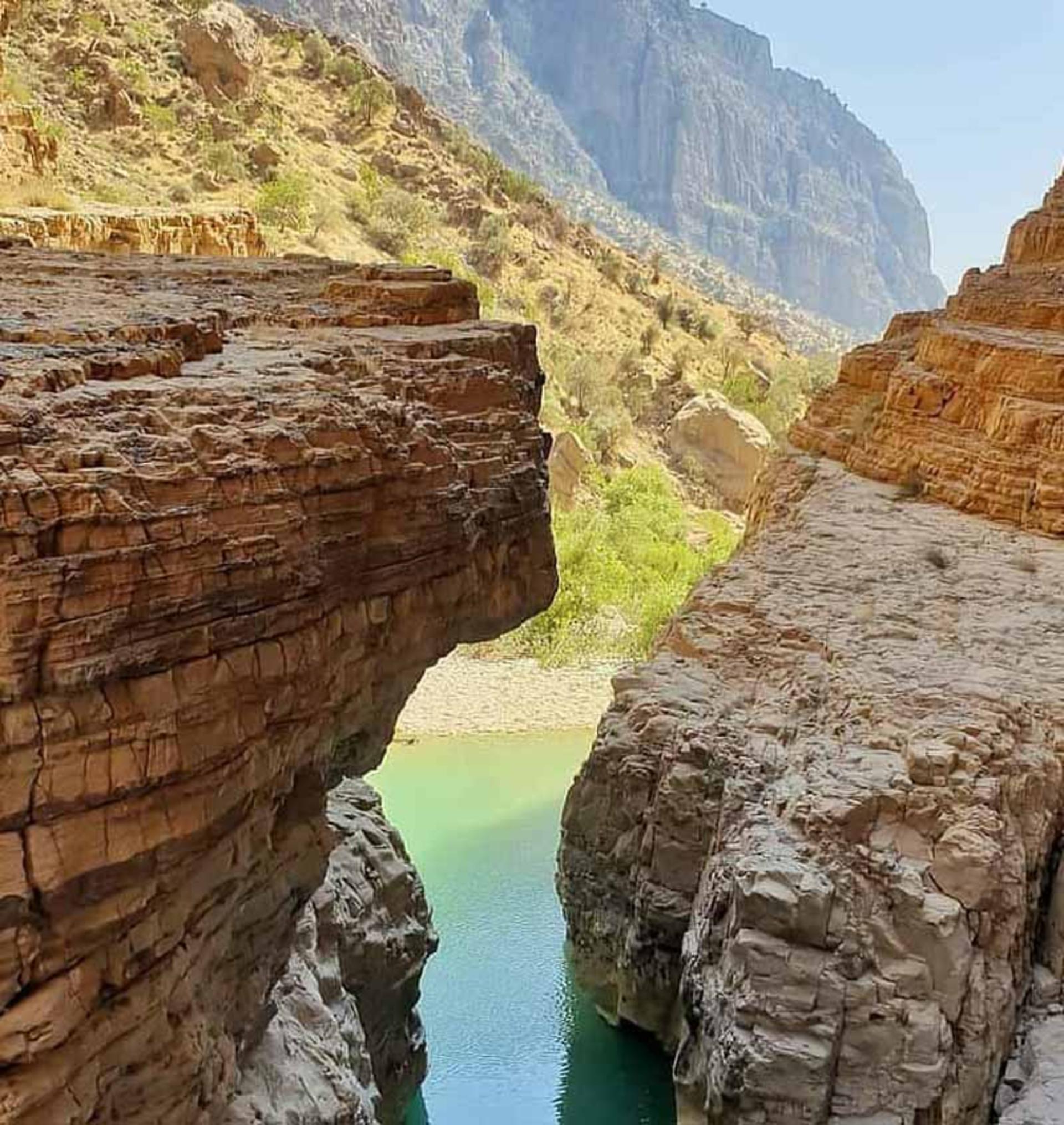 مسیر آبی میان دره ویژدربند میان صخره های بلند از نمای بین صخره ها