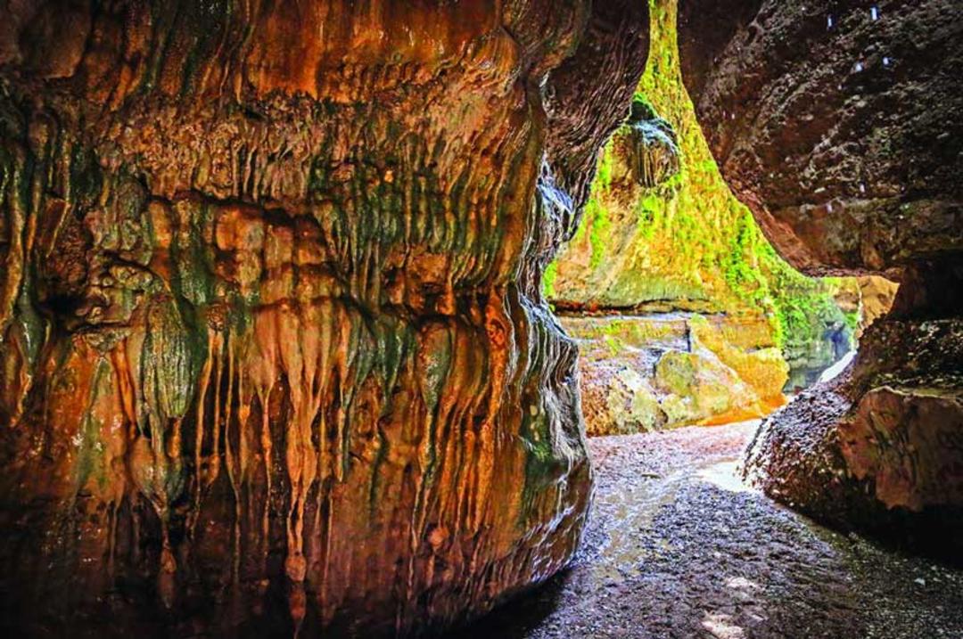 ورودی تنگه زینگان ایلام میان صخره های خزه ای