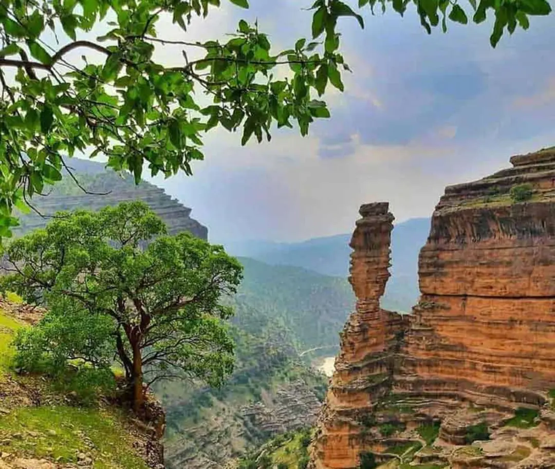 صخره مناره شیرز در دره سرسبز شیرز از نمای بالا