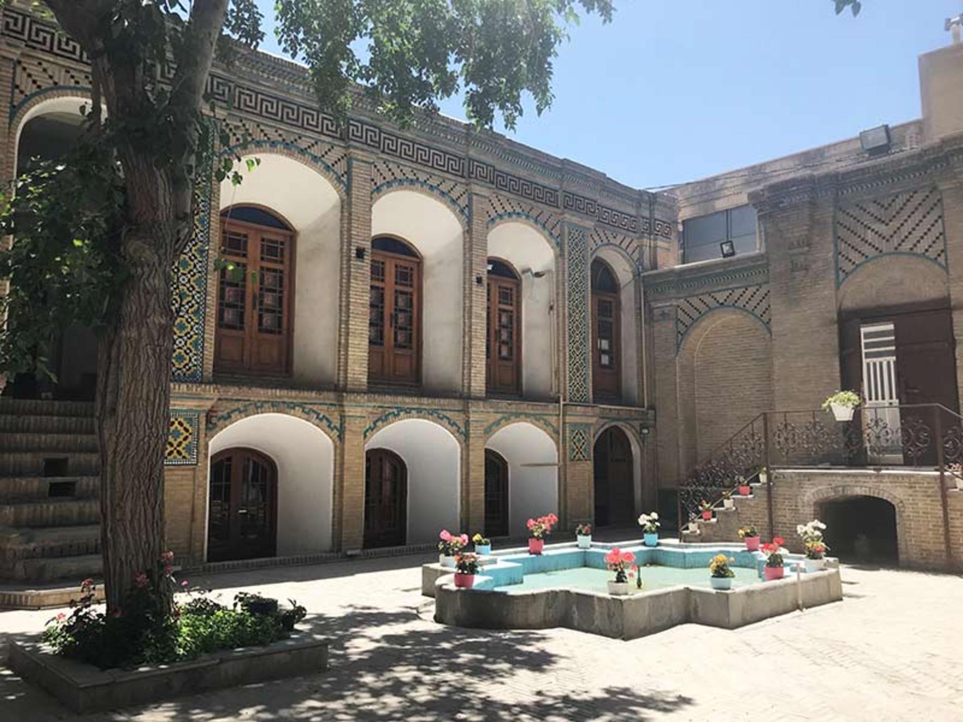 نمای ورودی خانه حسن پور 