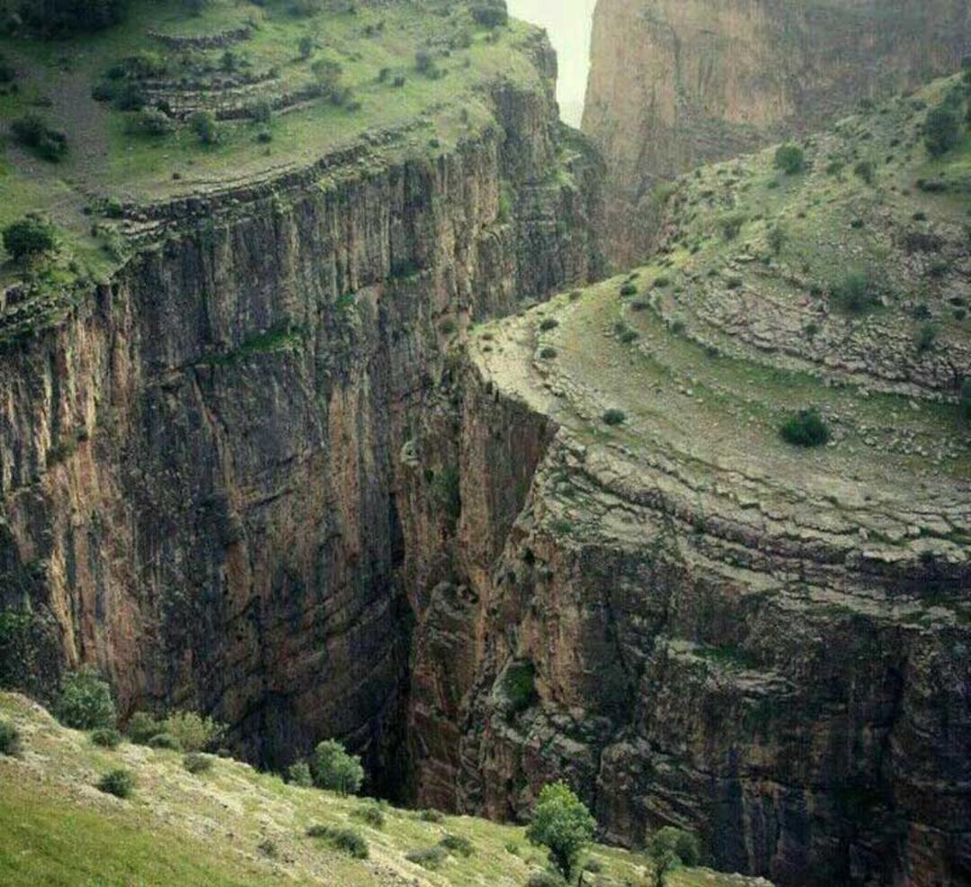 صخره های سرسبز و بلند دره ویژدربند از نمای بالا