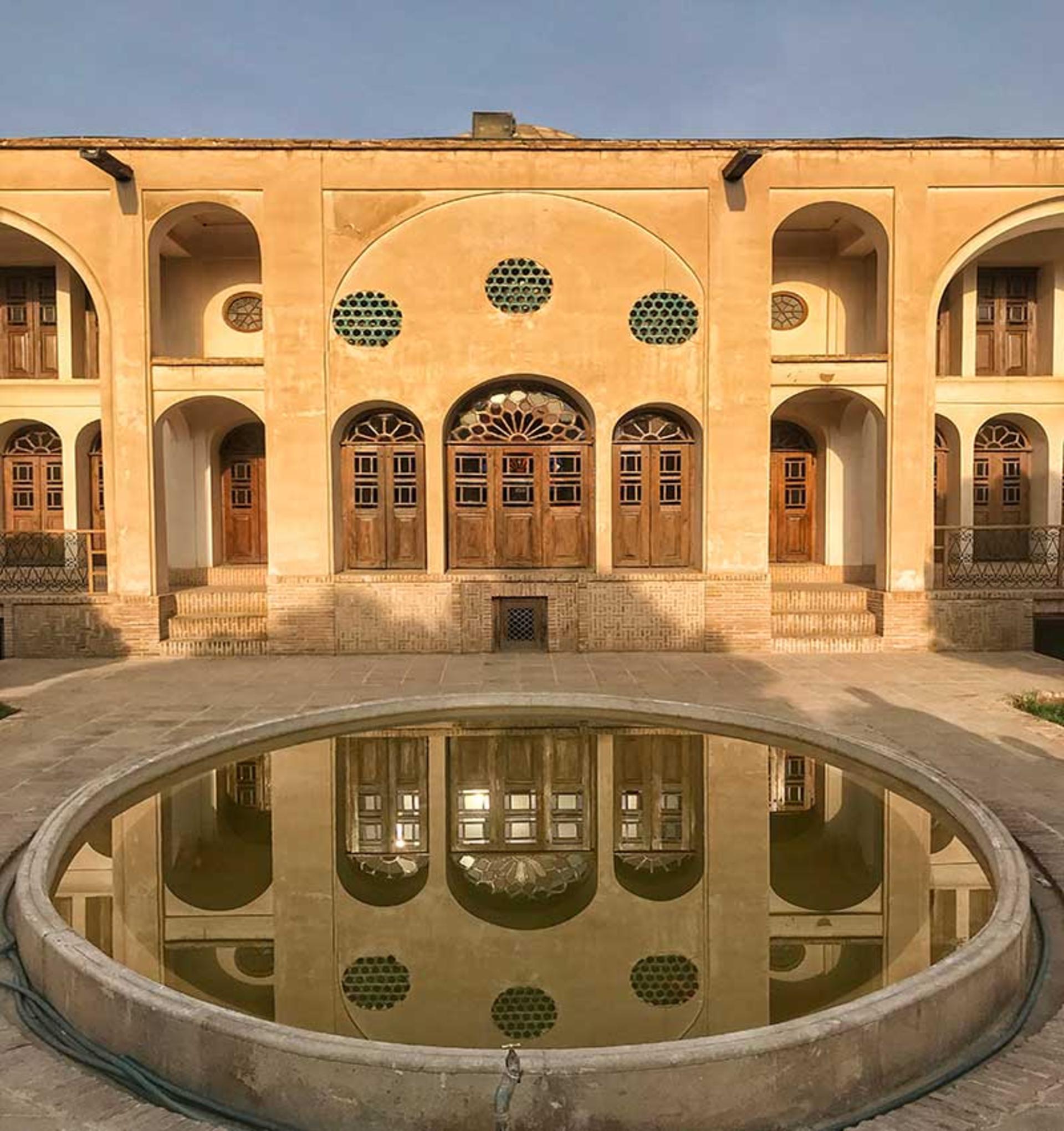 حوض و حیاط اندرونی عمارت 