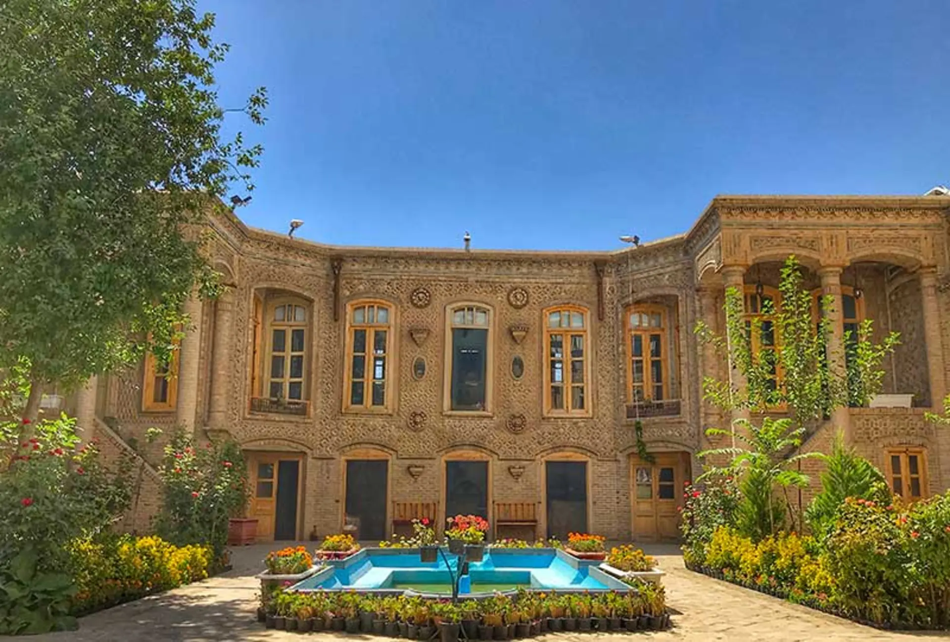 نمای حیاط و ساختمان خانه داروغه 