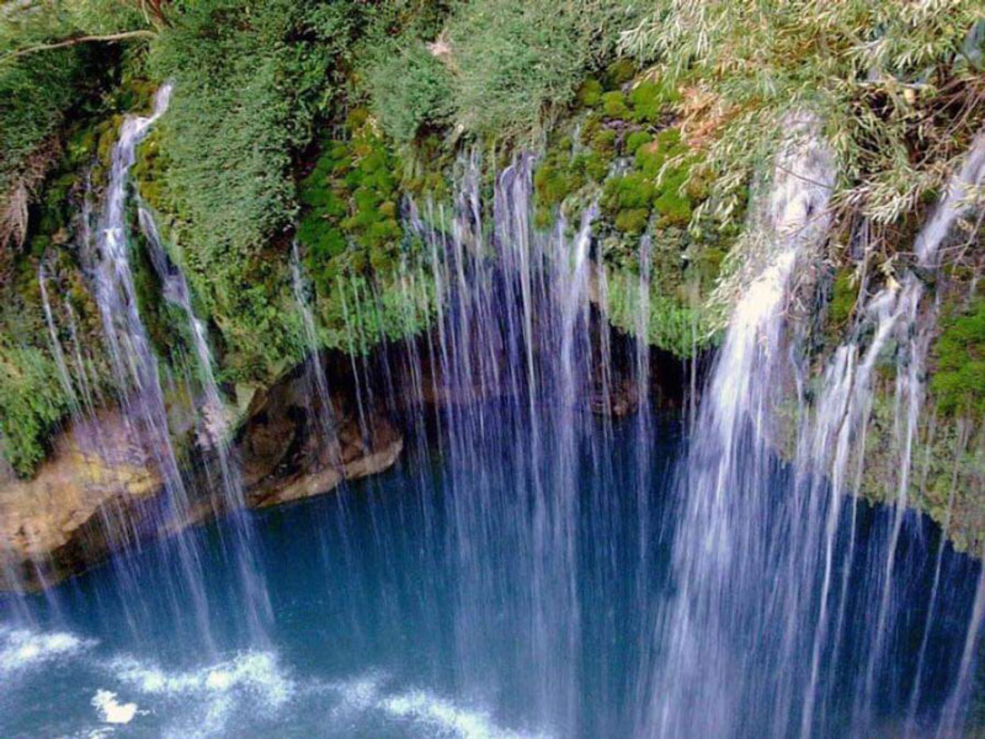 نمای هوایی از آبشار آب ملخ