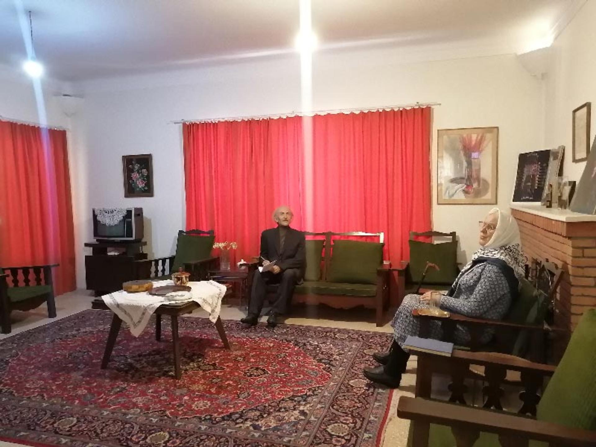 مجسمه‌های سیمین و جلال در خانه 