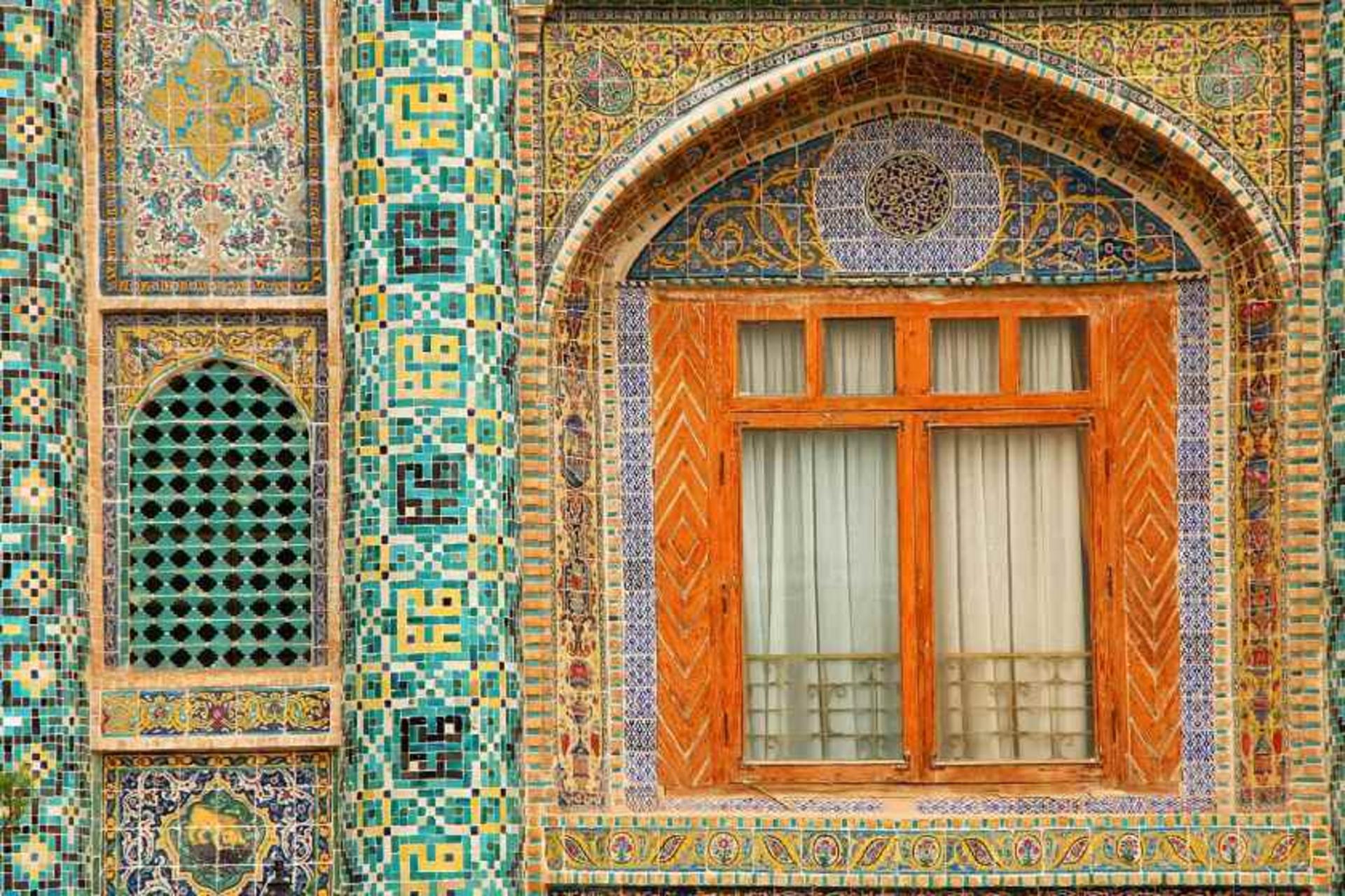تزیینات کاشی‌کاری در ورودی عمارت آیینه خانه مفخم