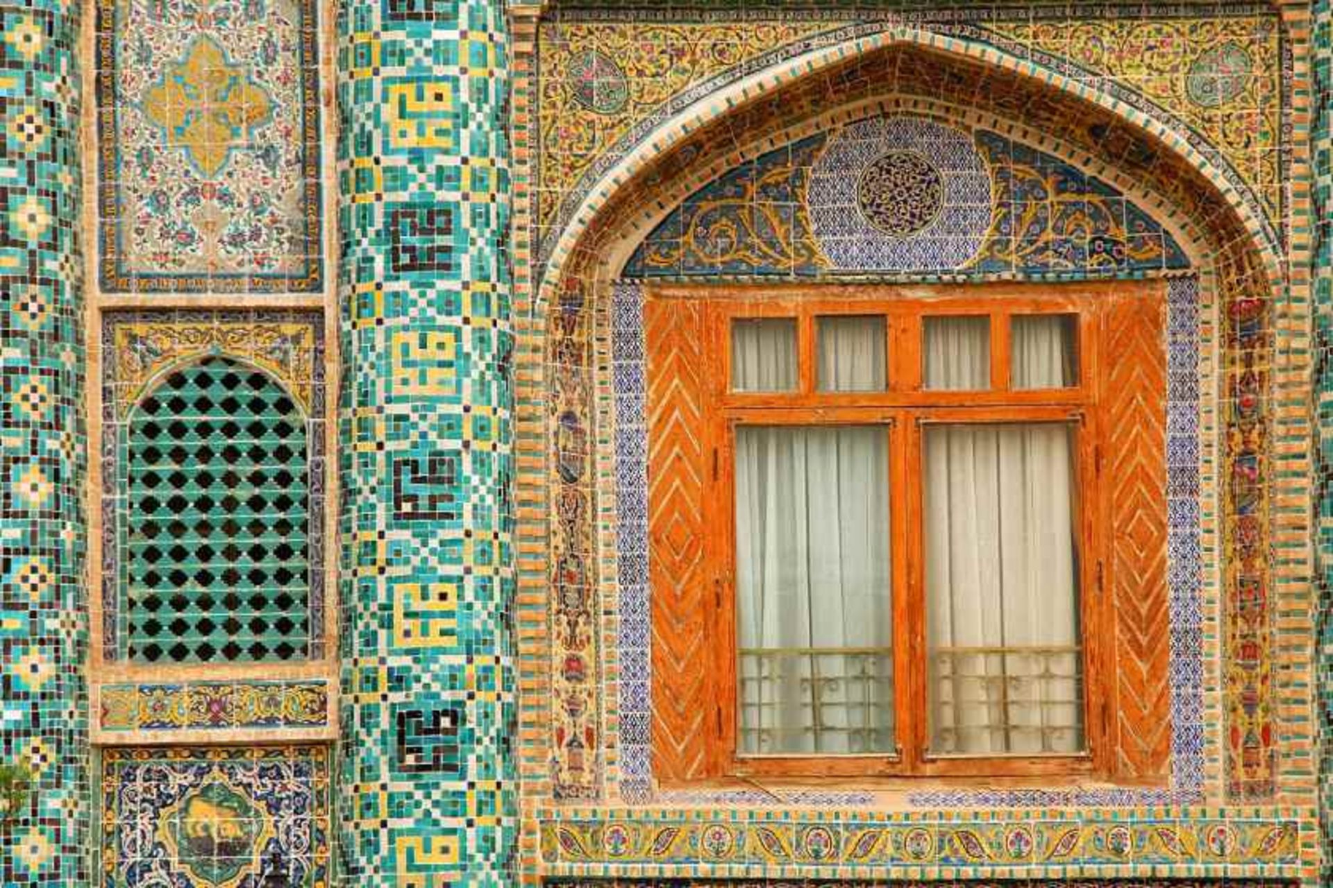 تزیینات کاشی‌کاری در ورودی عمارت آیینه خانه مفخم