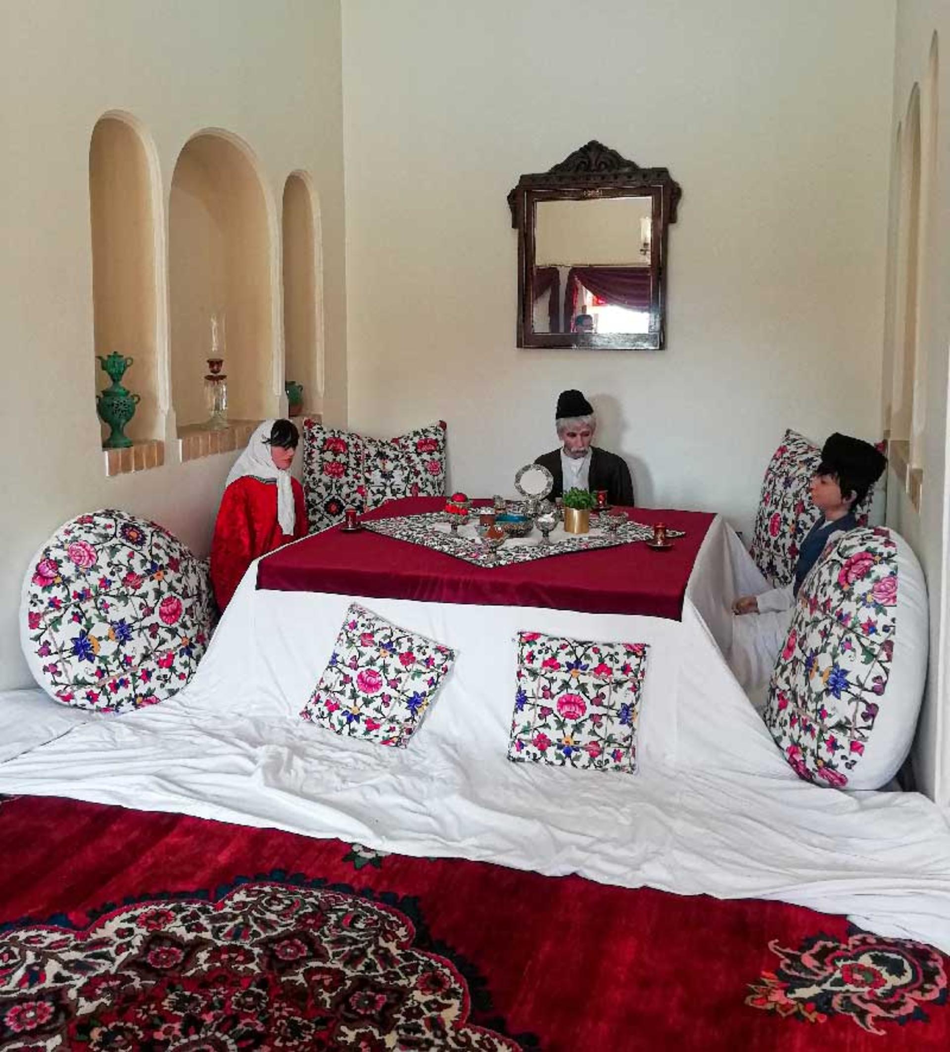 ماکت خانواده‌ای دور کرسی 
