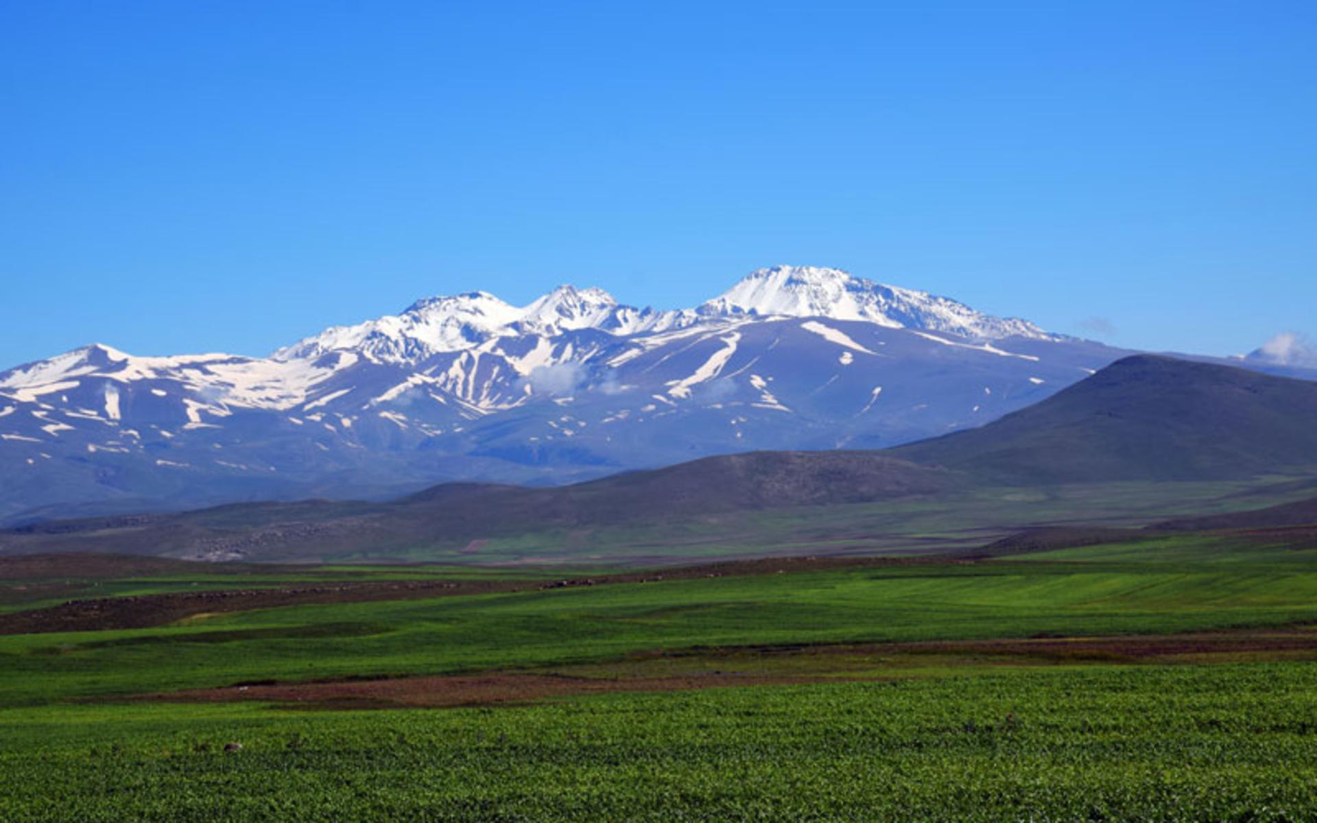 دورنمای قله‌های سبلان