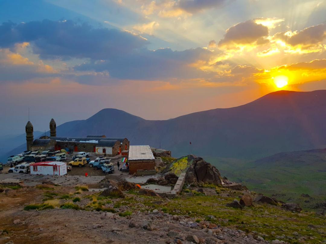 غروب خورشید و پیست آلوارس