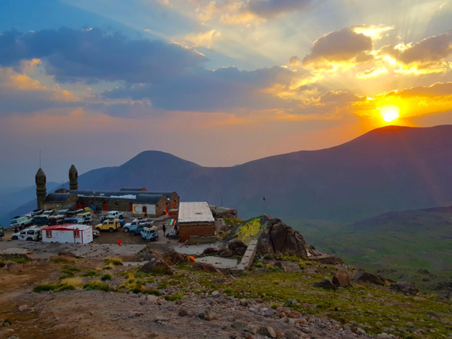 غروب خورشید و پیست آلوارس