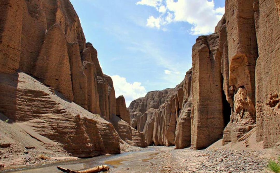 مسیر دره راگه با دیواره های بلند پیچ در پیچ از نمای پایین دره