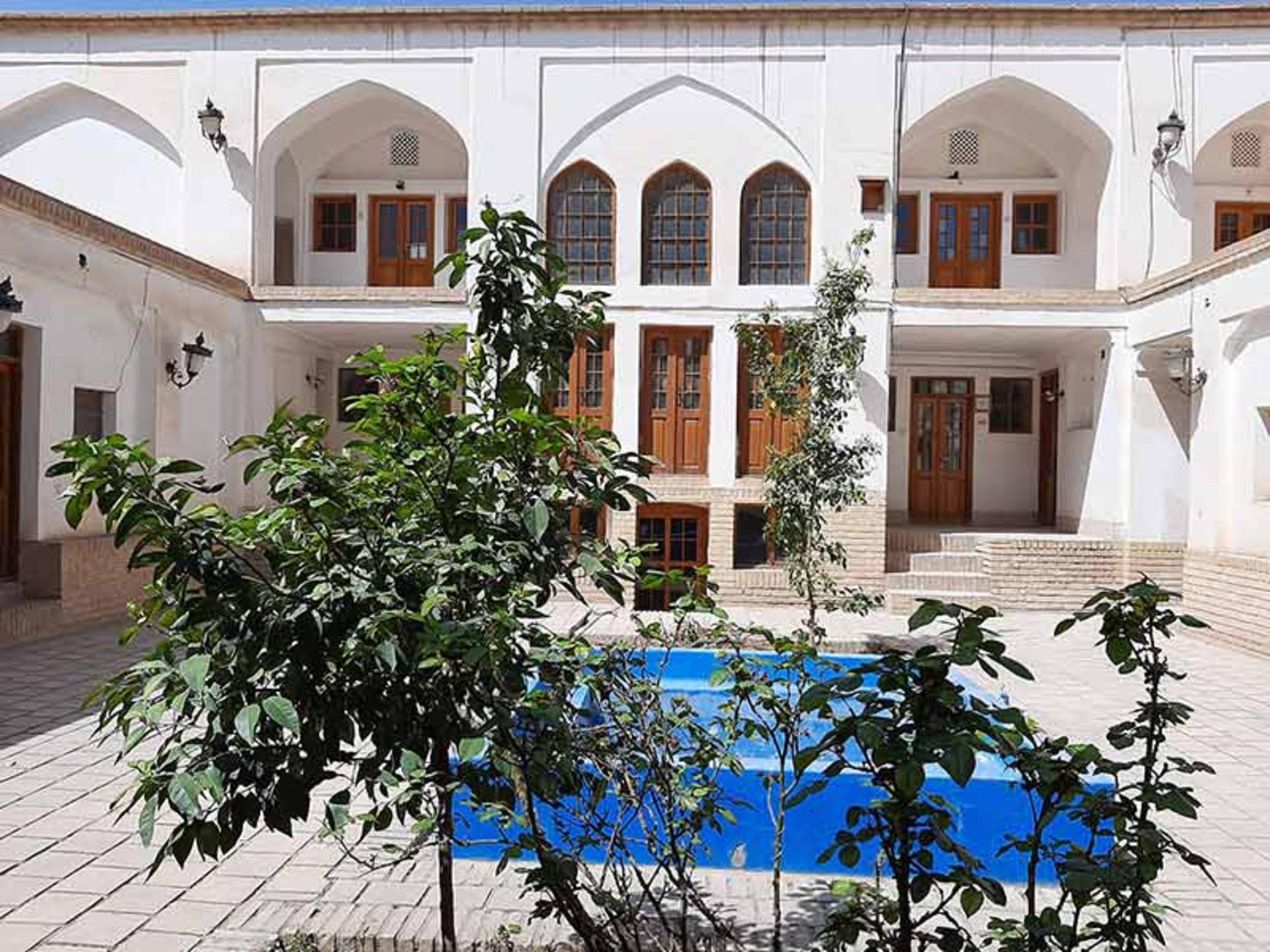 حیاط خانه تدین سمنان 